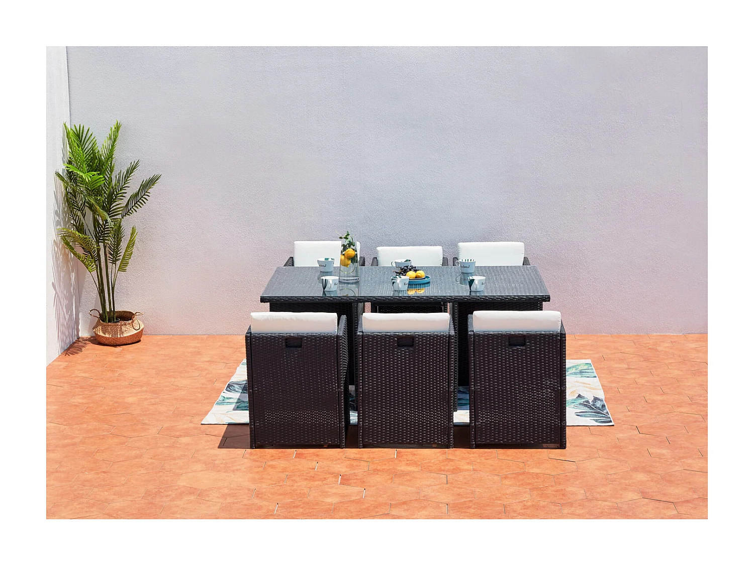 Loungeset 6 Plaatsen van Zwart/Wit Kunststof Rotan MIAMI - Verwijderbare Glazen Tafel - Fauteuils met Waterdichte Kussens