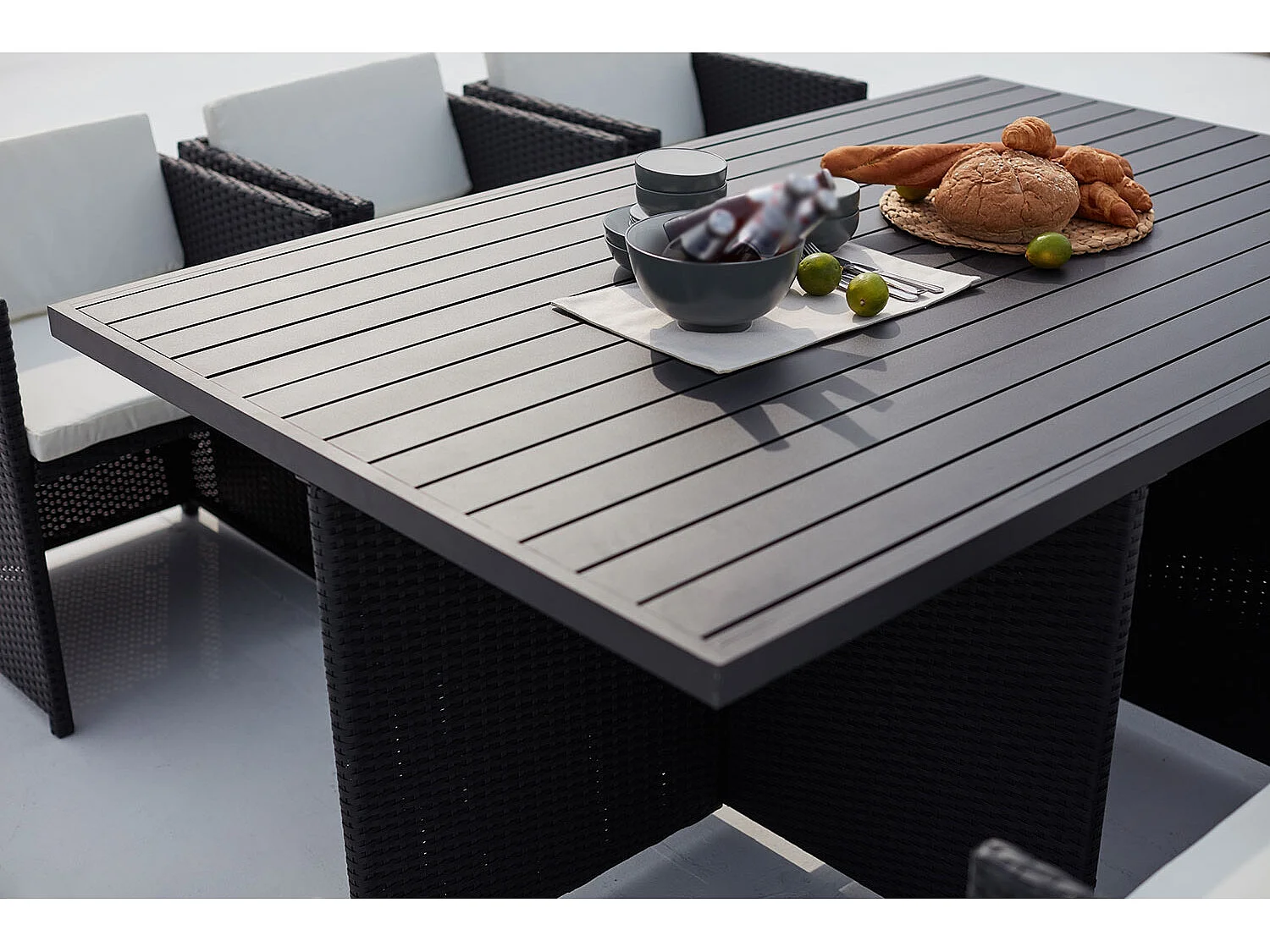 Table et chaise 10 places encastrables alu résine noir-blanc SUNSET