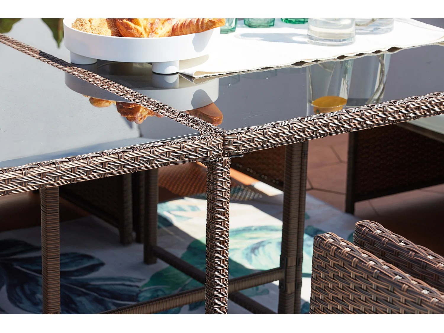 Table et chaises 12 places encastrables résine marron-blanc MIAMI