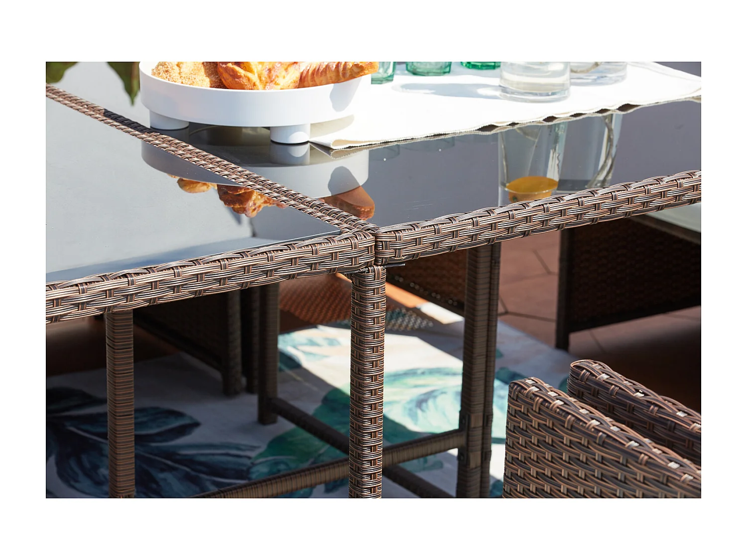 Table et chaises 12 places encastrables résine marron-blanc MIAMI