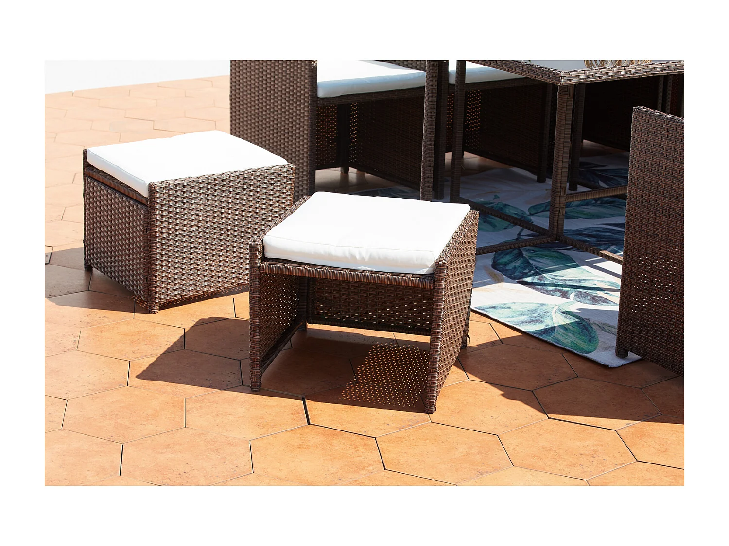 Table et chaises 12 places encastrables résine marron-blanc MIAMI