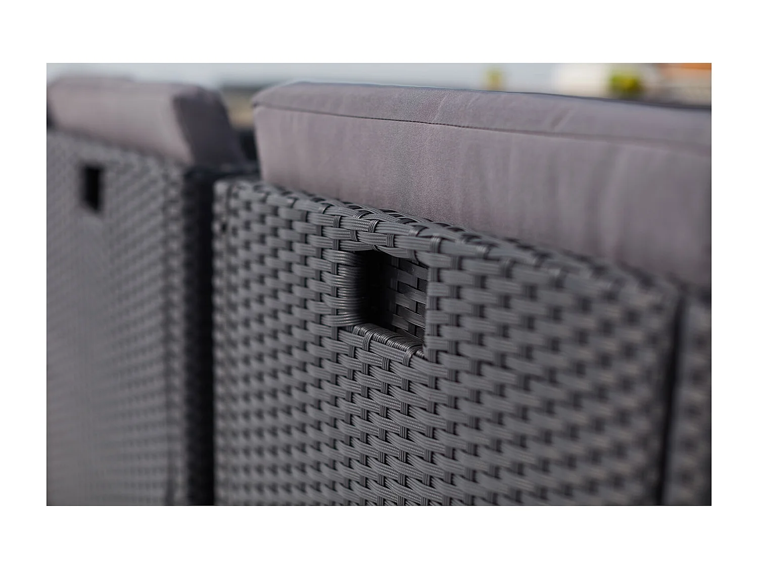 Table et chaises 4 places encastrables alu et résin noir-gris SUNSET