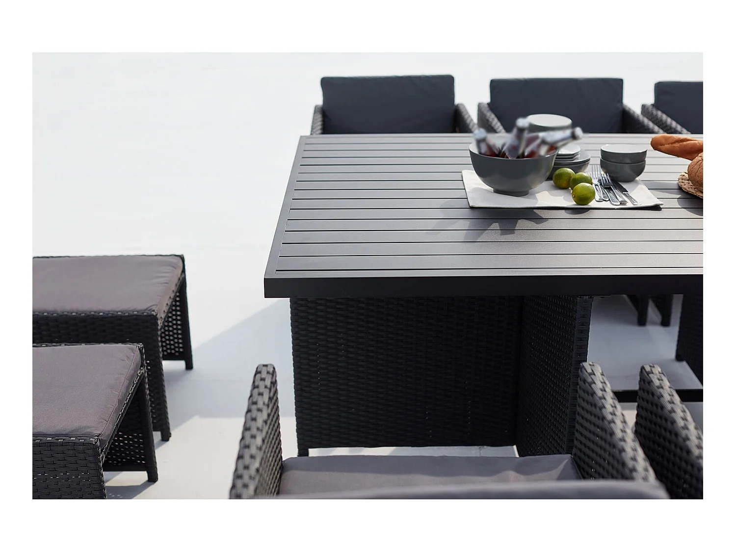 Table et chaise 10 places encastrables alu résine noir-gris SUNSET