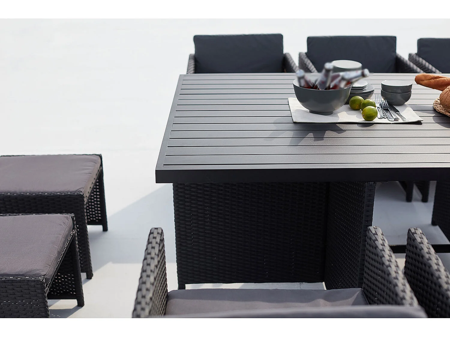 Table et chaise 10 places encastrables alu résine noir-gris SUNSET