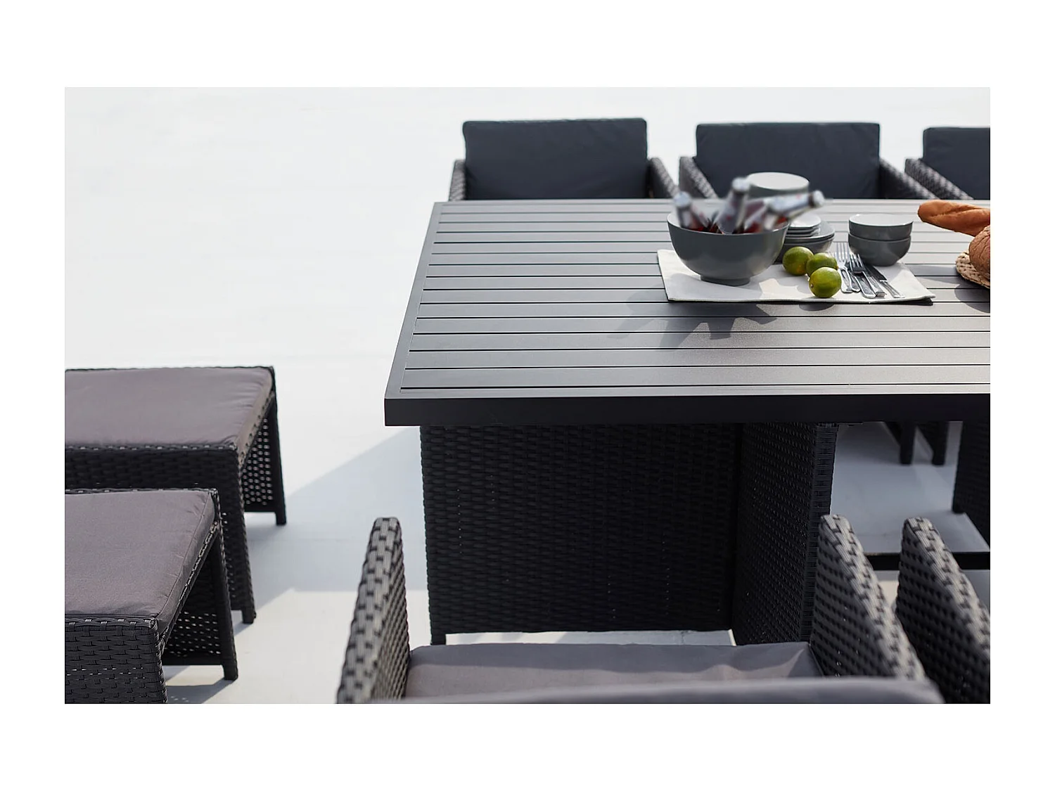Table et chaise 10 places encastrables alu résine noir-gris SUNSET