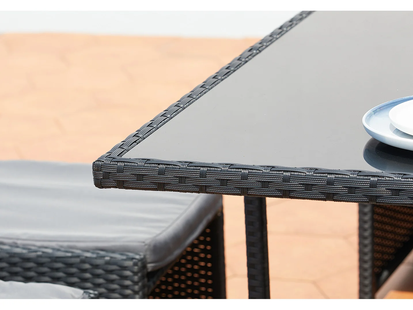 Conjunto de Jardim 6 Lugares em Vime Sintético Preto/Cinza MIAMI - Mesa de Vidro Removível, Cadeiras Confortáveis com Almofadas Resistentes à Água