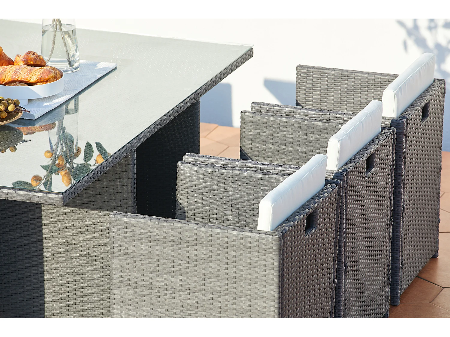 Table et chaises 6 places encastrables en résine gris-blanc MIAMI