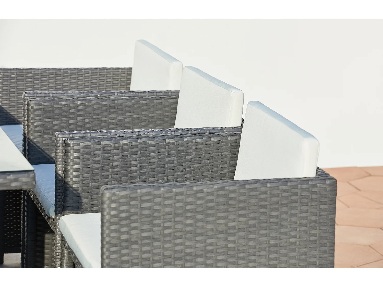 Table et chaises 6 places encastrables en résine gris-blanc MIAMI