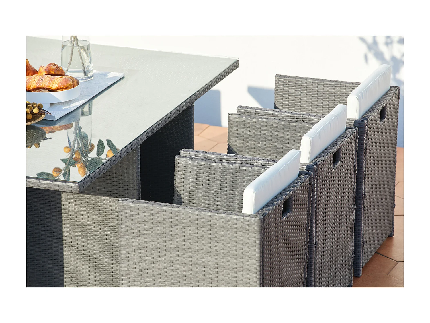 Table et chaises 6 places encastrables en résine gris-blanc MIAMI