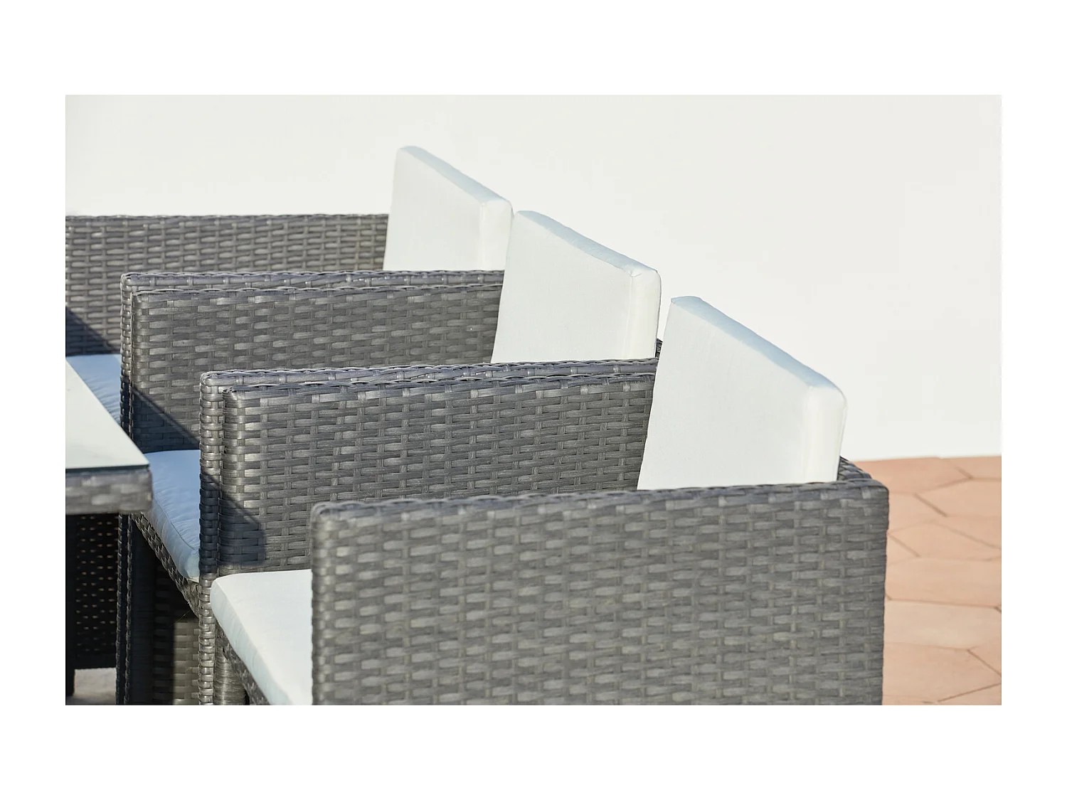 Table et chaises 6 places encastrables en résine gris-blanc MIAMI