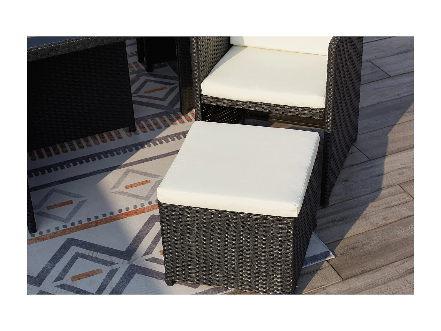 Table et chaises 10 places encastrables résine noir-blanc MONACO