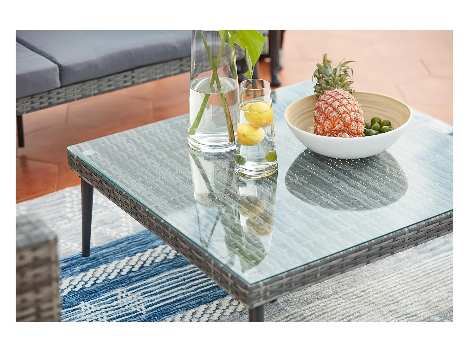 Gartenmöbel-Set mit 5 Sitzplätzen aus Kunstharz und Stahl TEFARI - Skandinavischer Stil, wetterbeständig