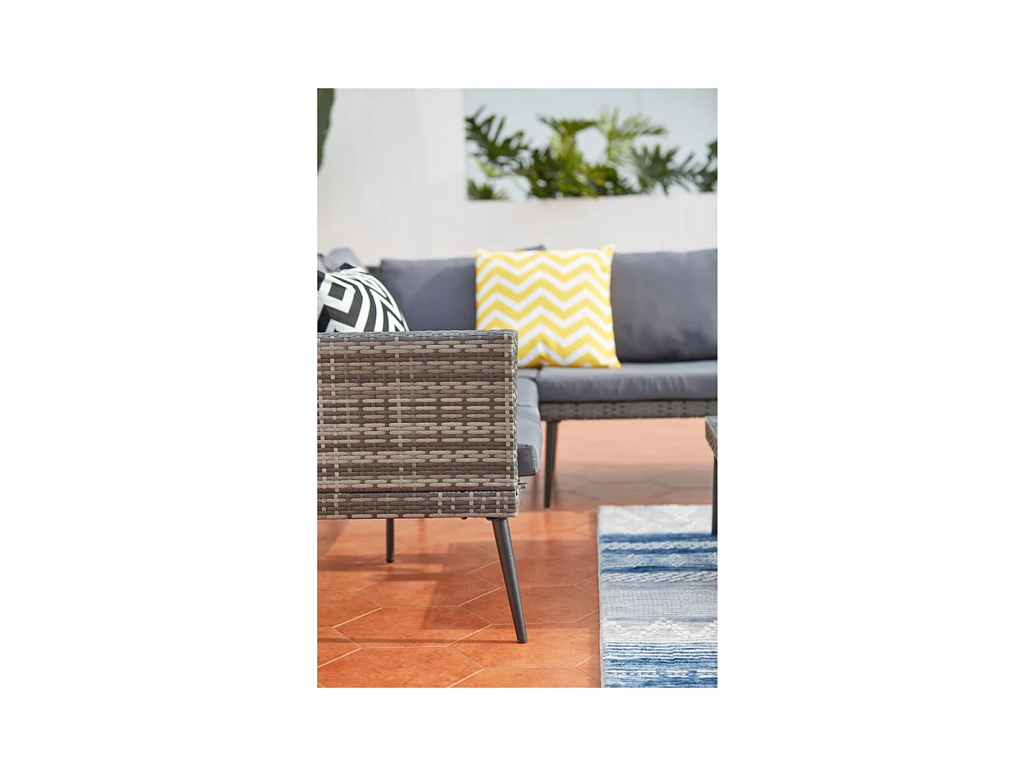 Gartenmöbel-Set mit 5 Sitzplätzen aus Kunstharz und Stahl TEFARI - Skandinavischer Stil, wetterbeständig