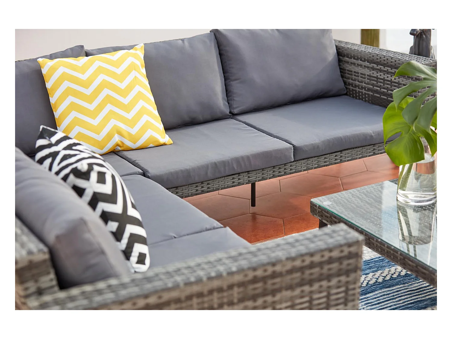 Gartenmöbel-Set mit 5 Sitzplätzen aus Kunstharz und Stahl TEFARI - Skandinavischer Stil, wetterbeständig