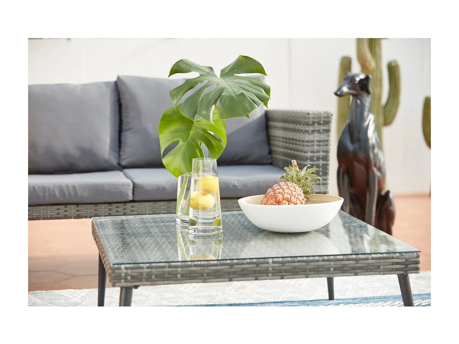 Gartenmöbel-Set mit 5 Sitzplätzen aus Kunstharz und Stahl TEFARI - Skandinavischer Stil, wetterbeständig