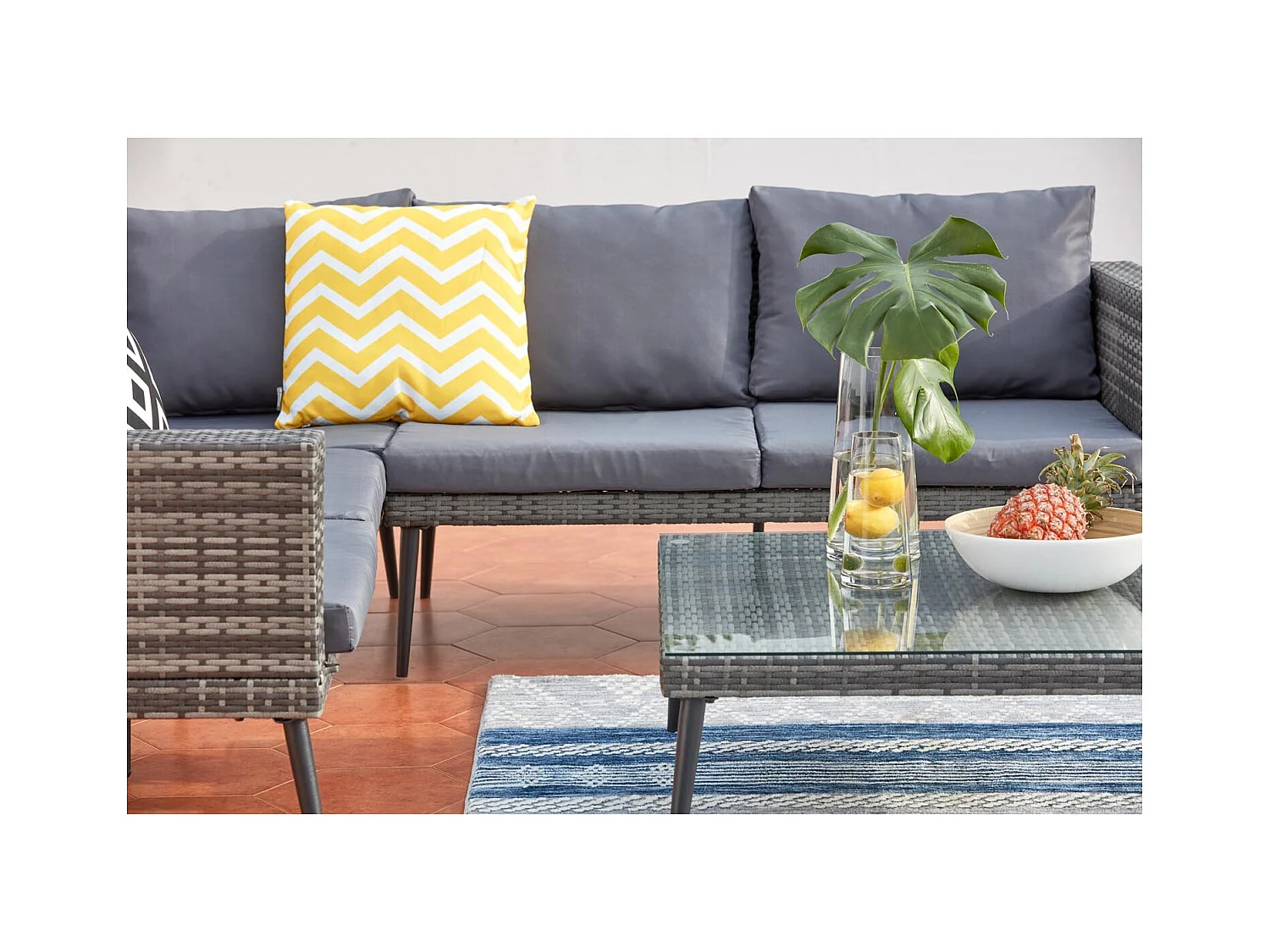 Gartenmöbel-Set mit 5 Sitzplätzen aus Kunstharz und Stahl TEFARI - Skandinavischer Stil, wetterbeständig