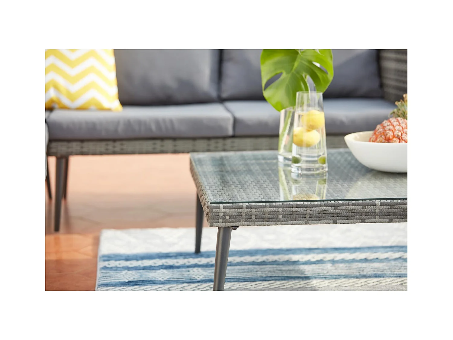 Gartenmöbel-Set mit 5 Sitzplätzen aus Kunstharz und Stahl TEFARI - Skandinavischer Stil, wetterbeständig