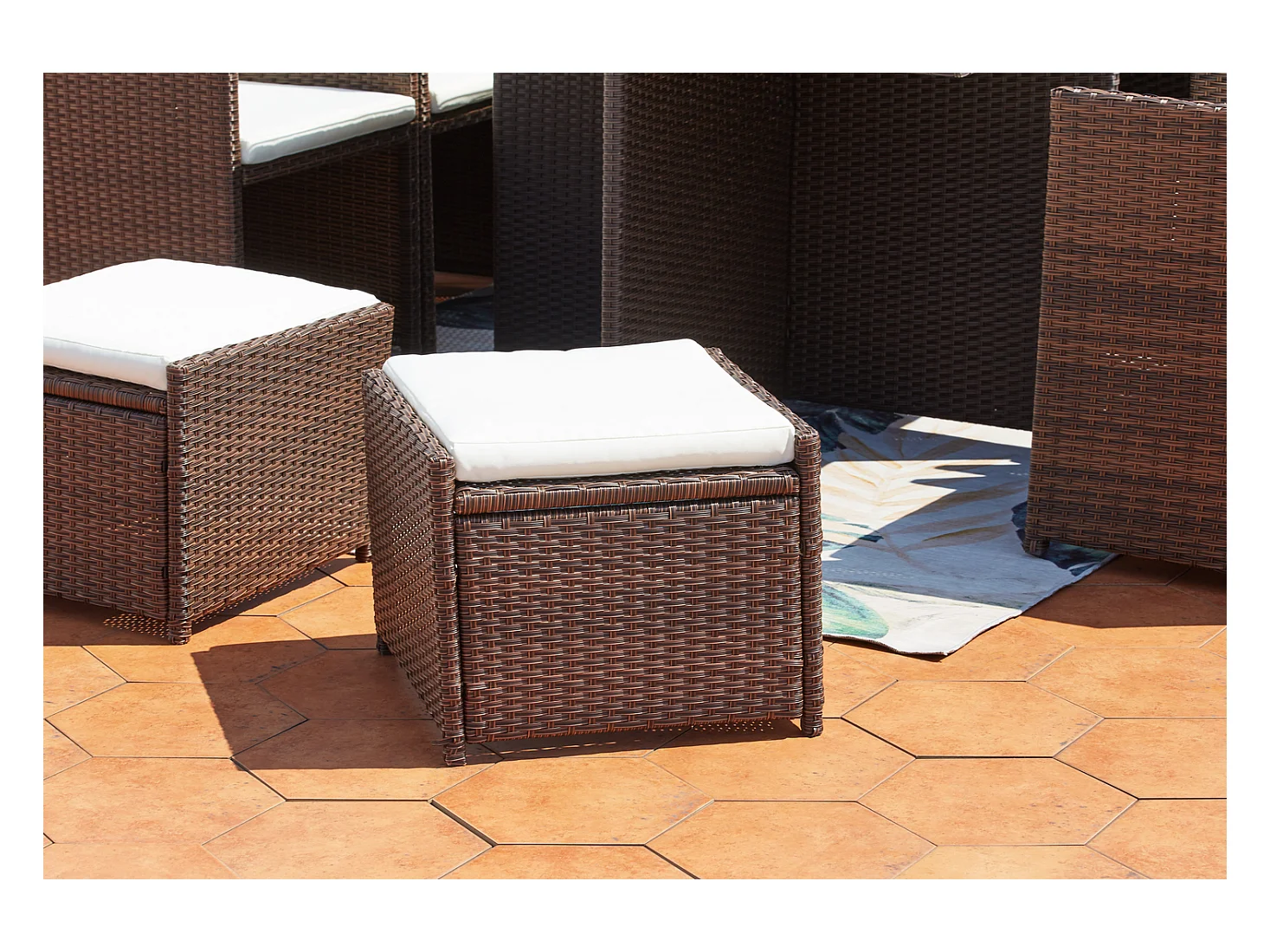 Table et chaises 10 places encastrables résine marron-blanc MIAMI