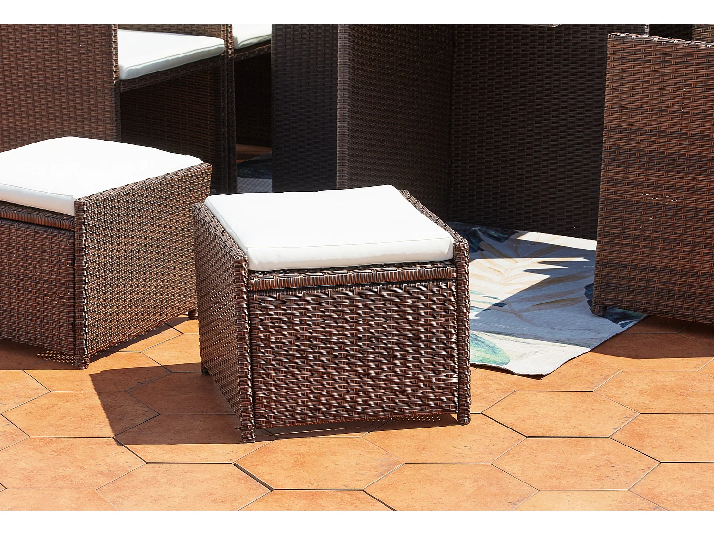 Table et chaises 10 places encastrables résine marron-blanc MIAMI