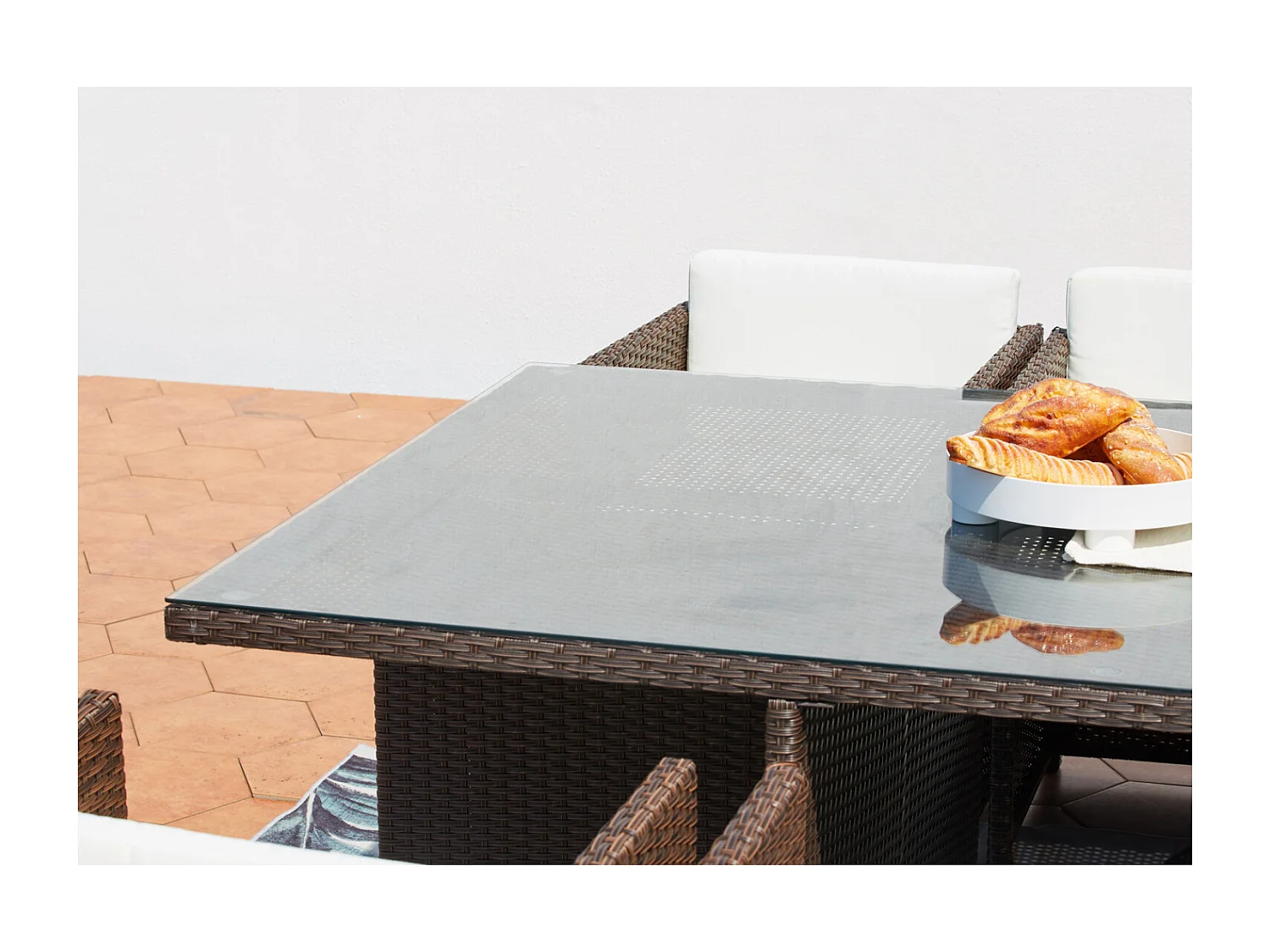 Table et chaises 10 places encastrables résine marron-blanc MIAMI