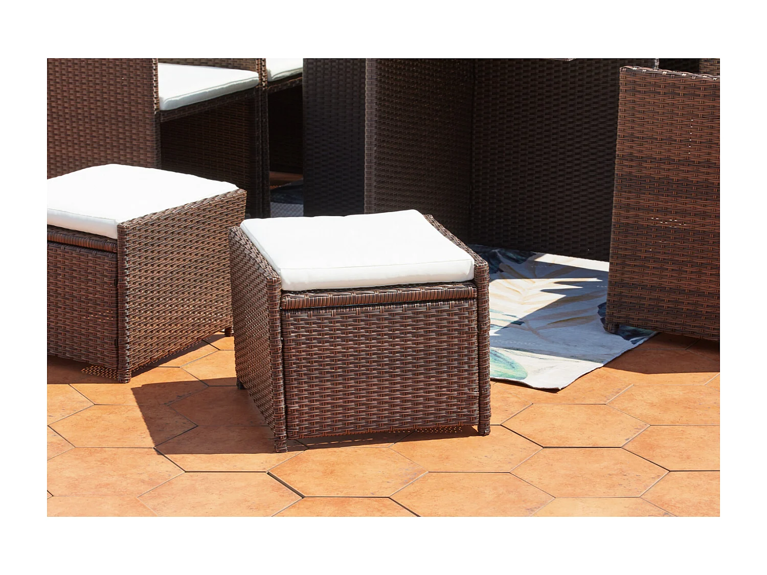 Table et chaises 10 places encastrables résine marron-blanc MIAMI