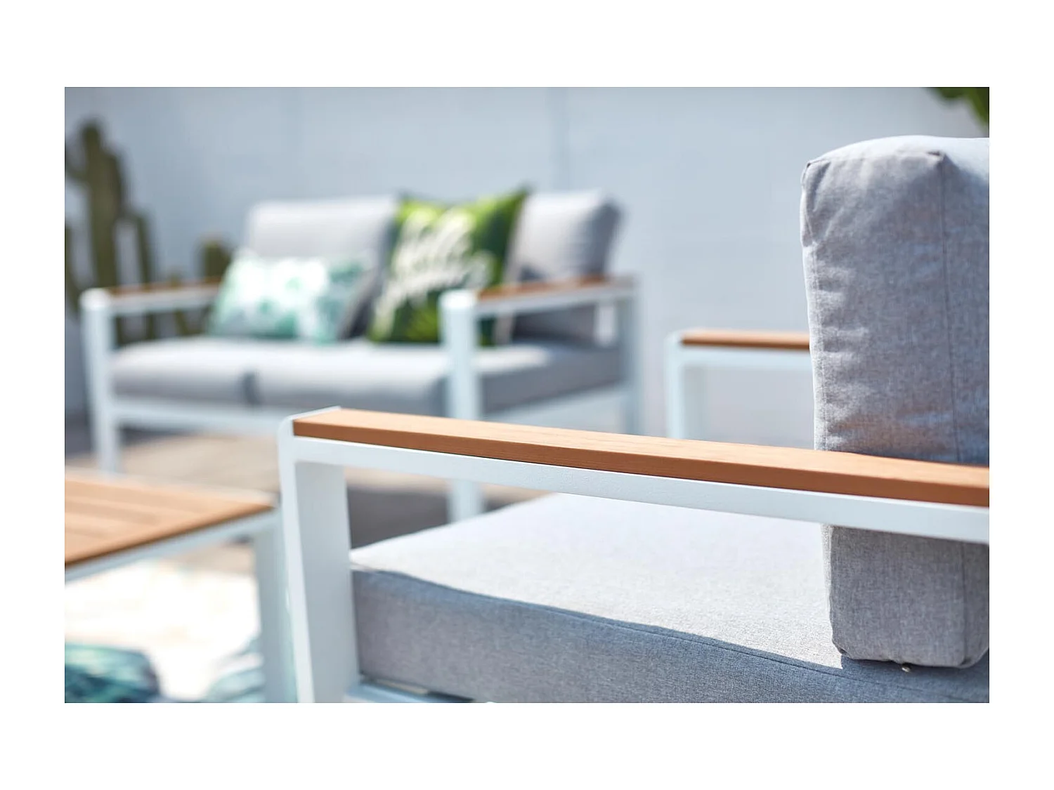 Lounge set voor in de tuin met 4 zitplaatsen in wit aluminium en hout MARINGO