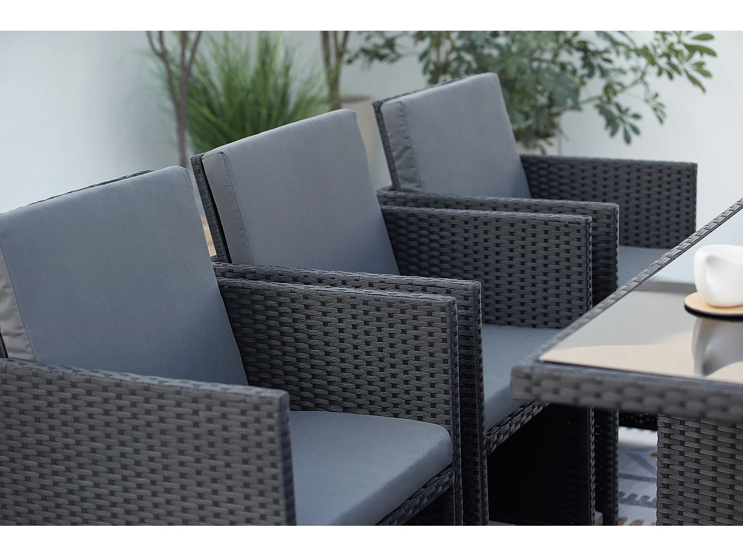 Table et chaises 10 places encastrables en résine noir-gris MONACO