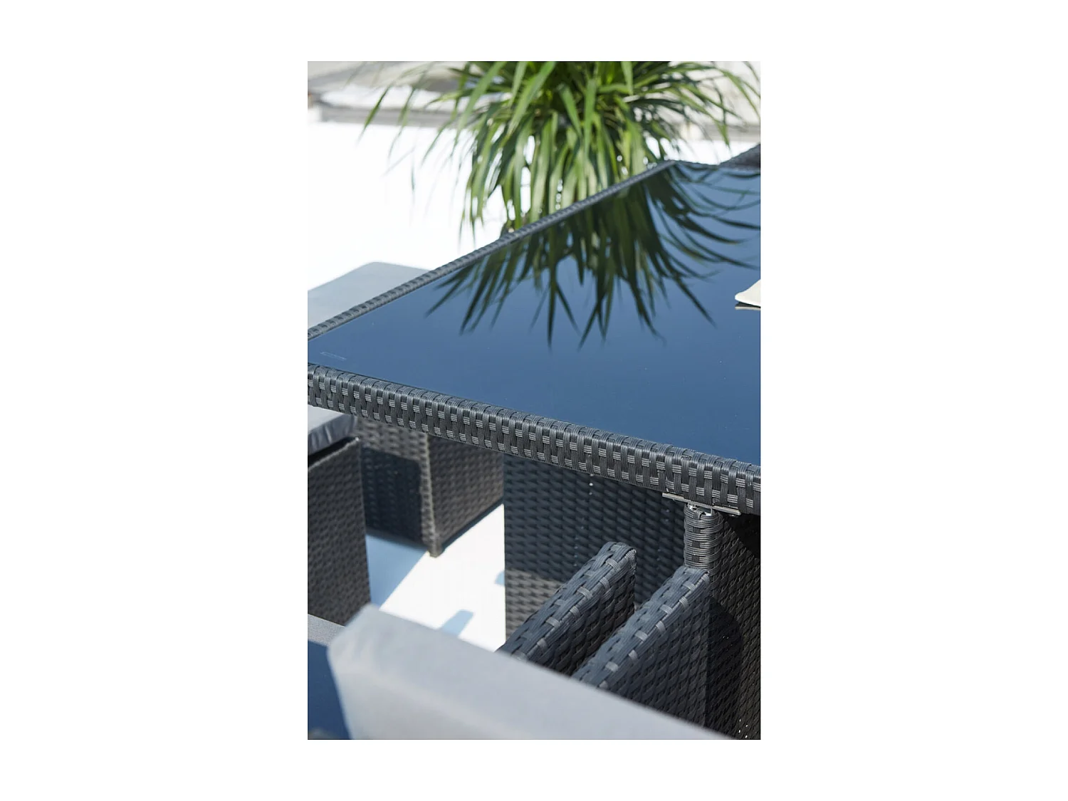 Table et chaises 10 places encastrables en résine noir-gris MONACO