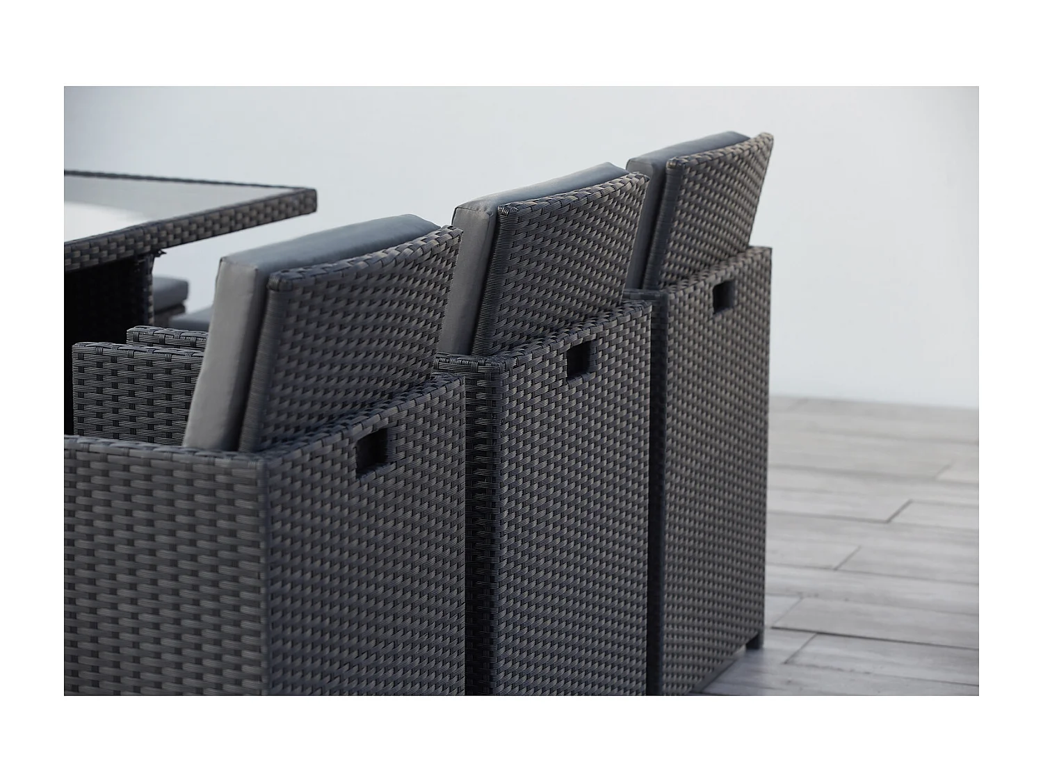 Table et chaises 10 places encastrables en résine noir-gris MONACO