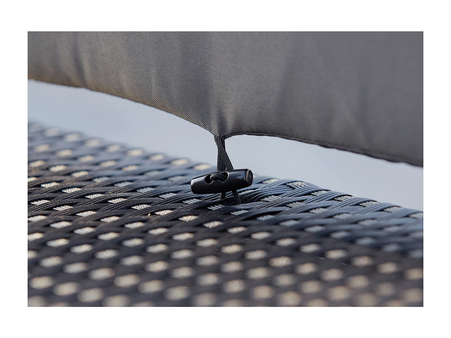 Table et chaises 10 places encastrables en résine noir-gris MONACO