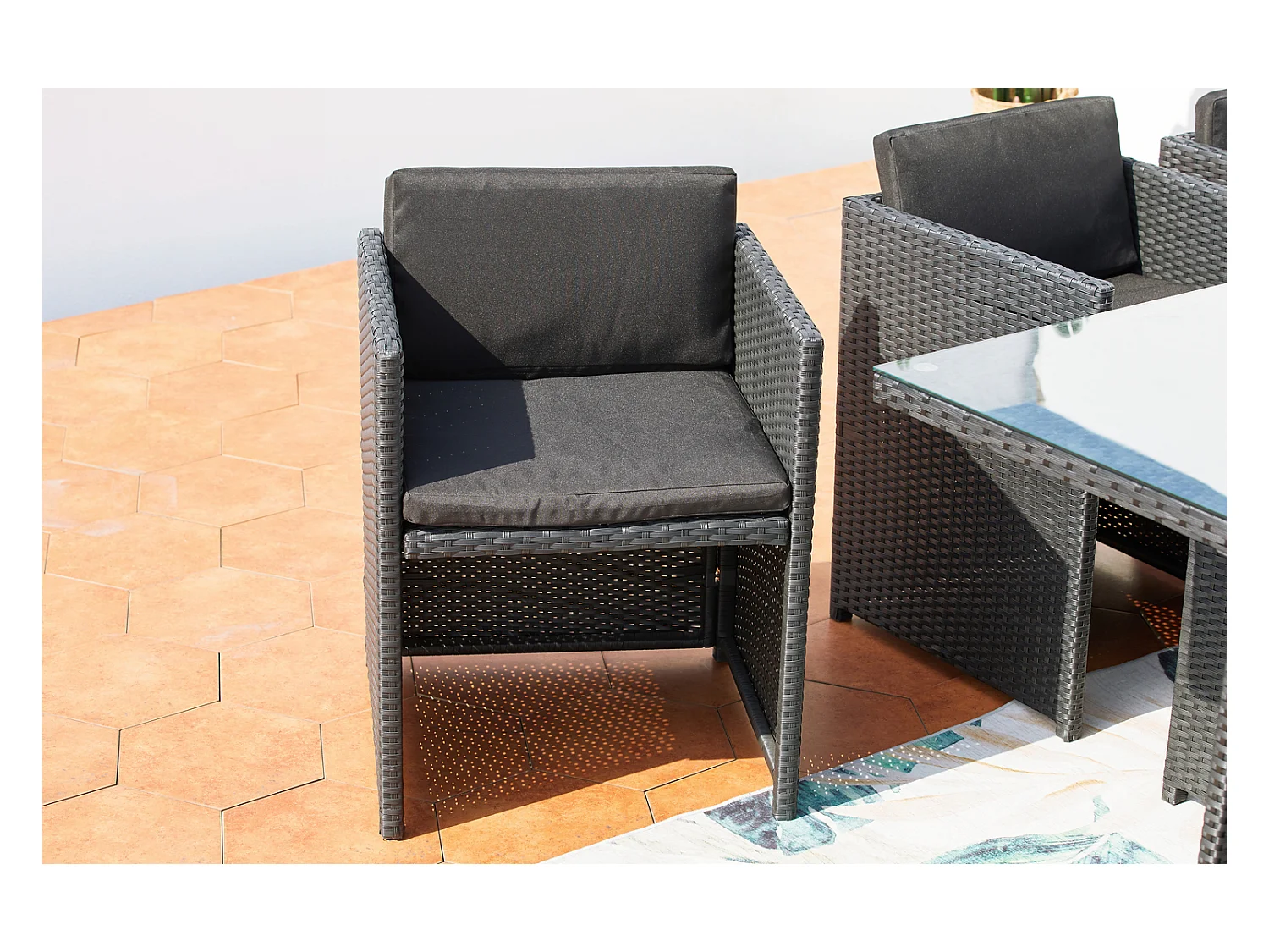 Table et chaises 6 places encastrables en résine noir-noir MIAMI