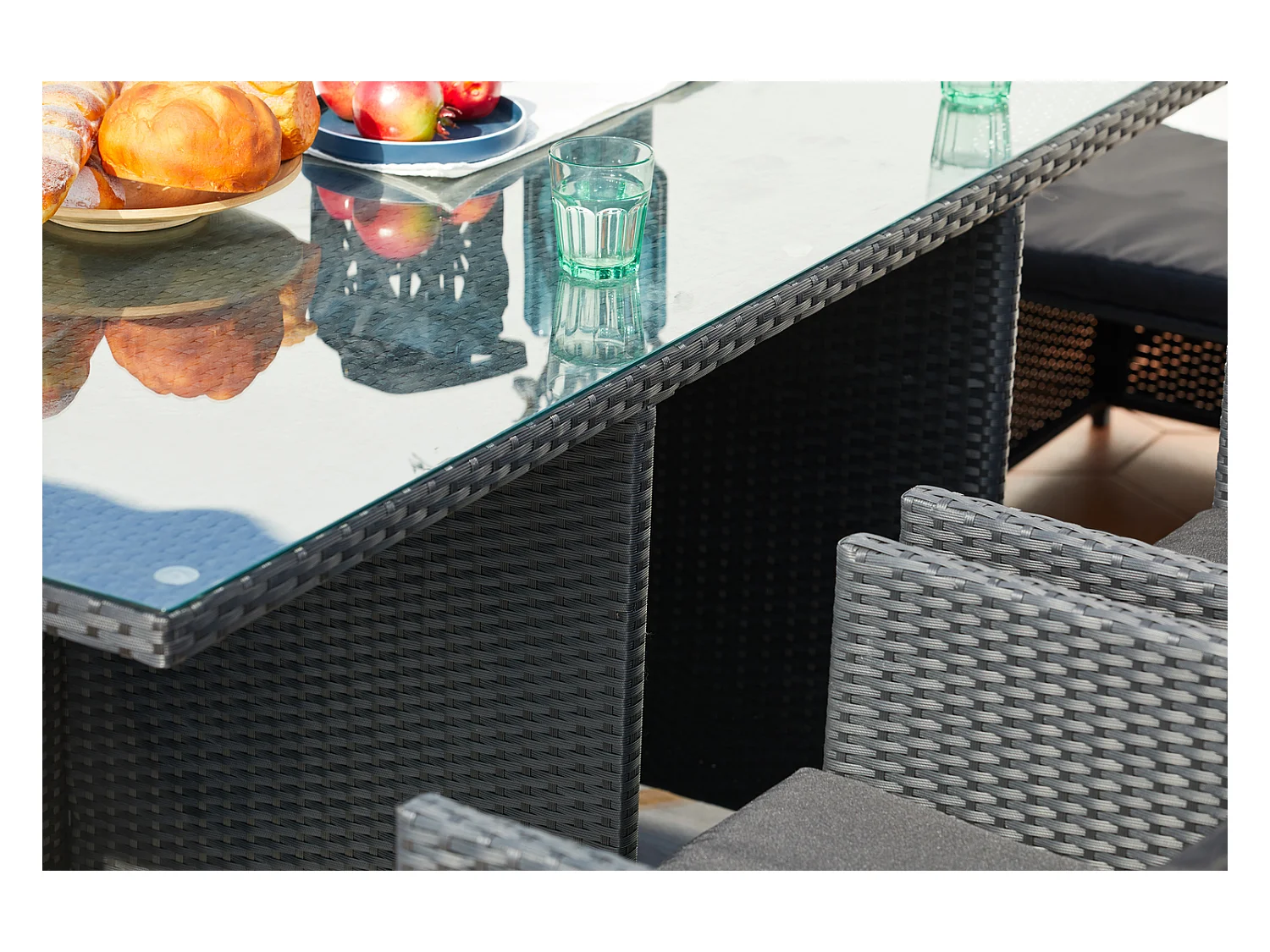 Table et chaises 6 places encastrables en résine noir-noir MIAMI