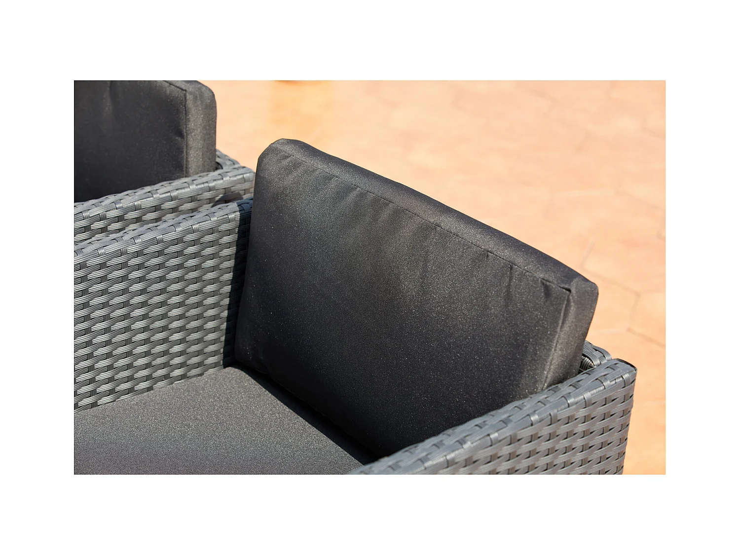 Table et chaises 6 places encastrables en résine noir-noir MIAMI