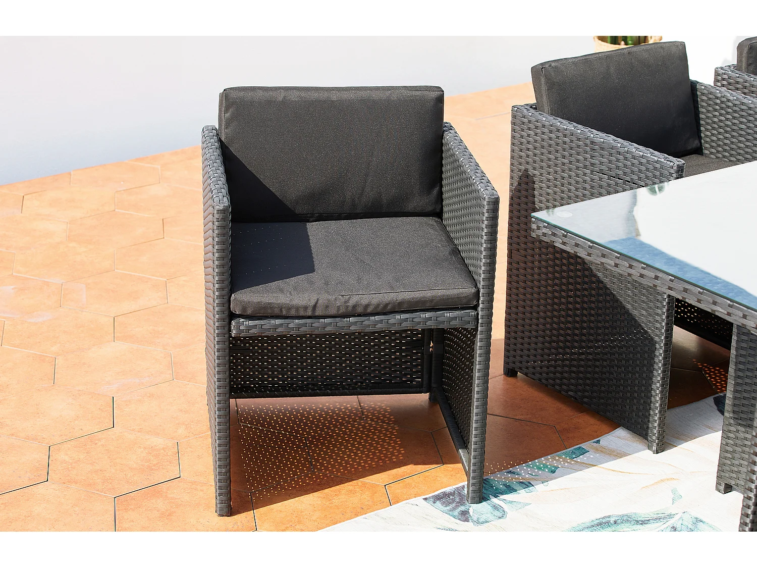 Table et chaises 6 places encastrables en résine noir-noir MIAMI