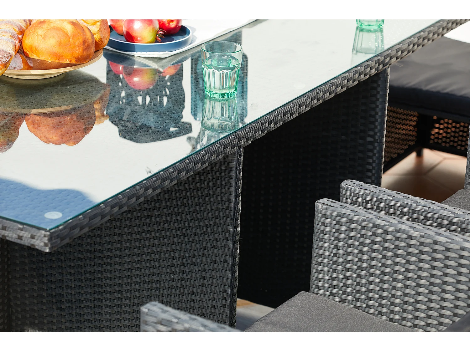 Table et chaises 6 places encastrables en résine noir-noir MIAMI