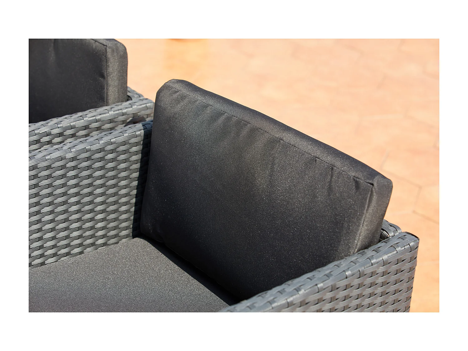 Table et chaises 6 places encastrables en résine noir-noir MIAMI