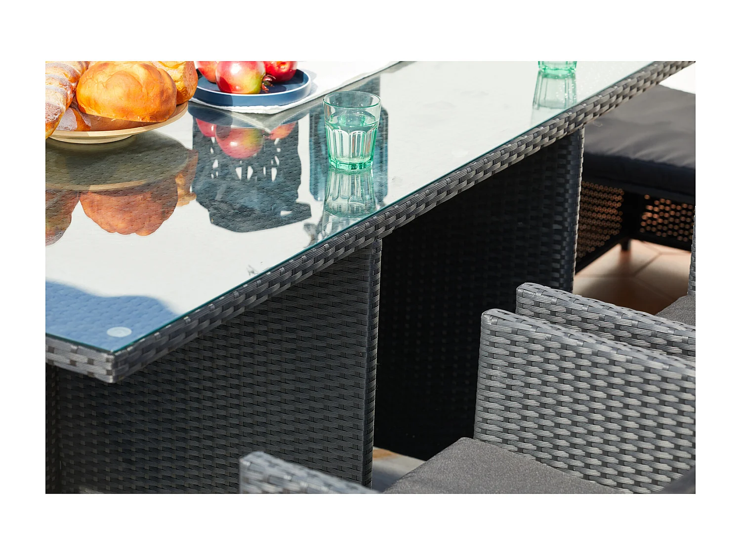 Table et chaises 6 places encastrables en résine noir-noir MIAMI