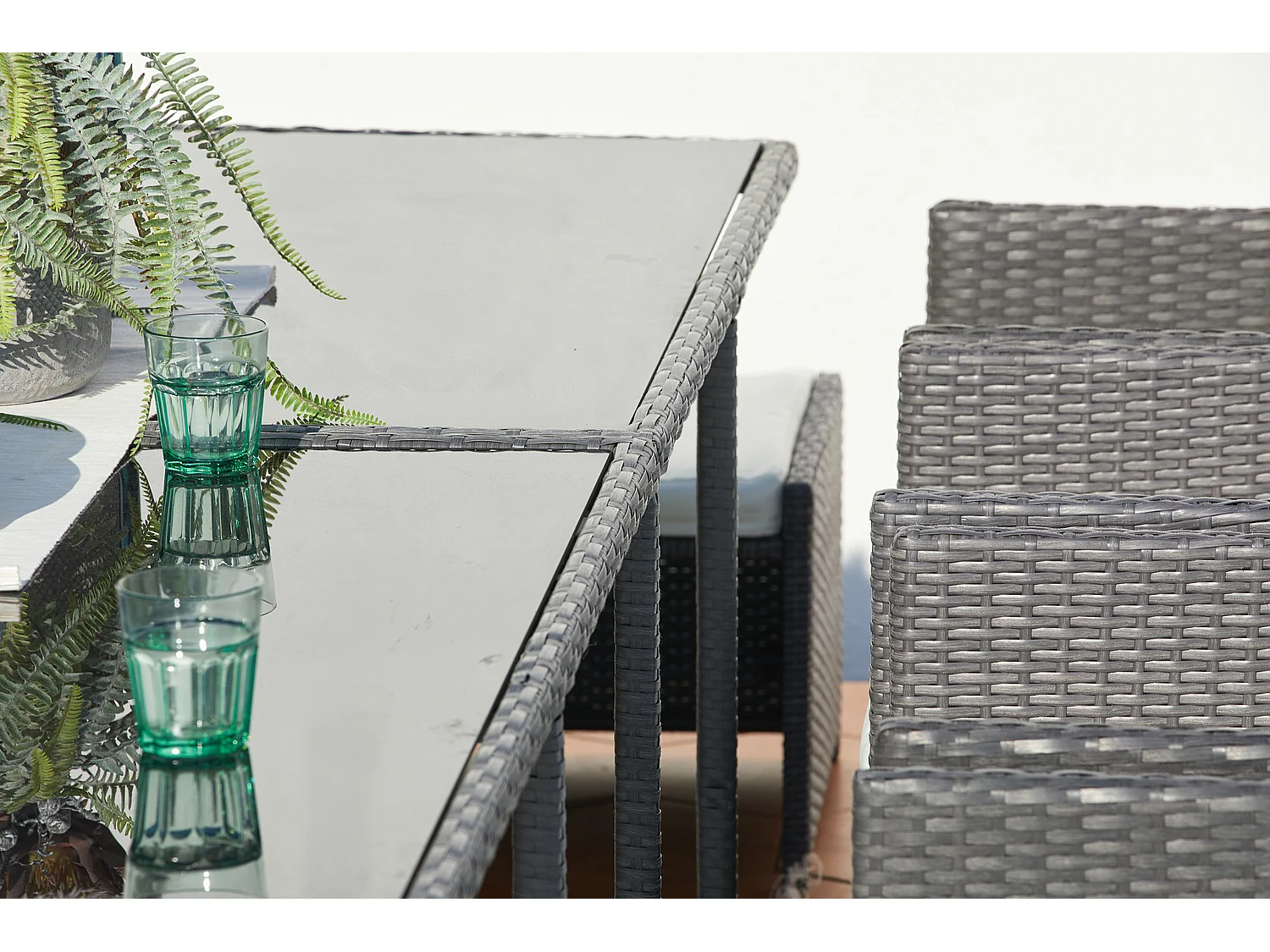 Table et chaises 4 places encastrables en résine gris-blanc MIAMI