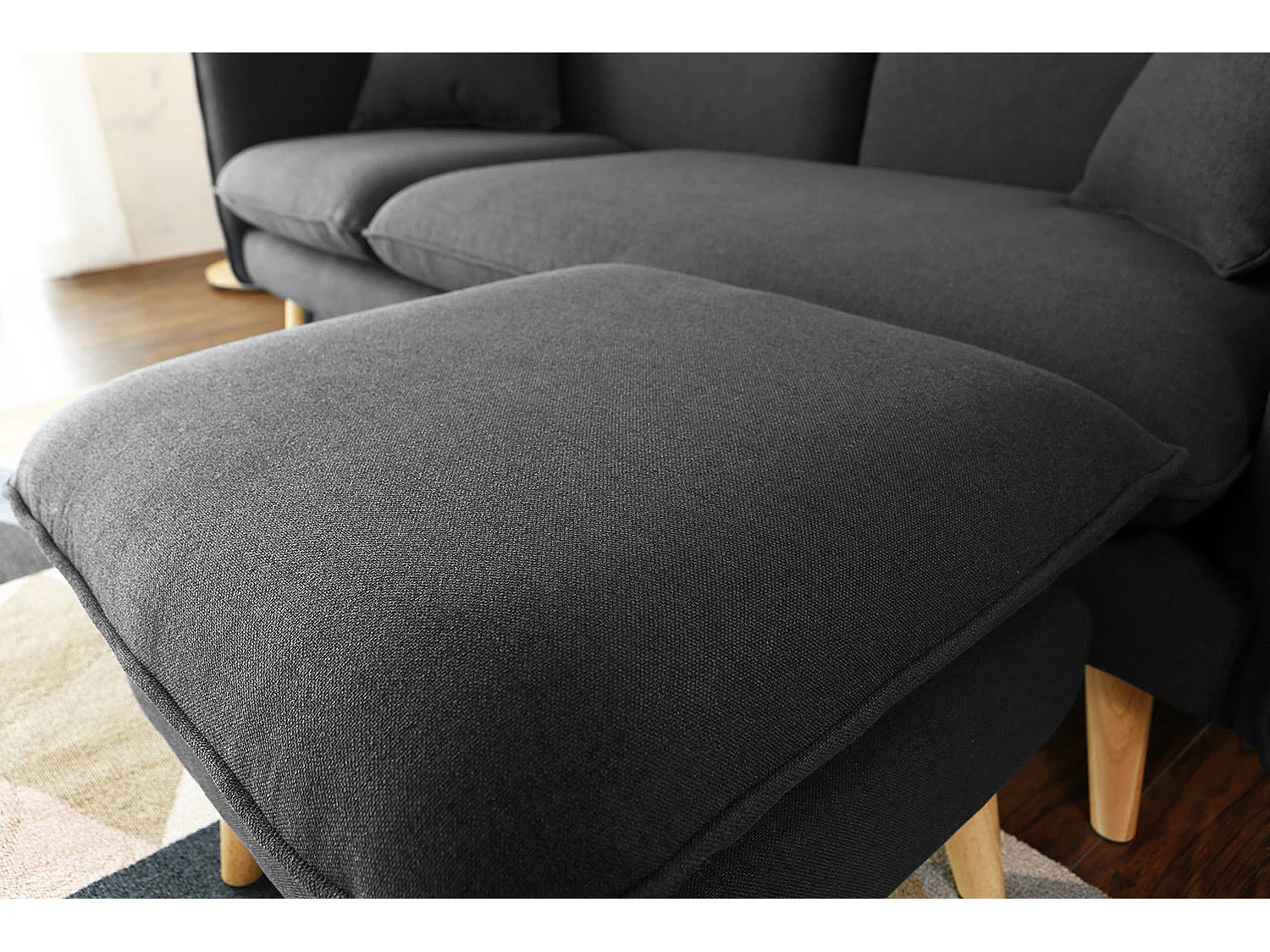 Canapé 3 places et 1 pouf en tissu gris anthracite ISKO