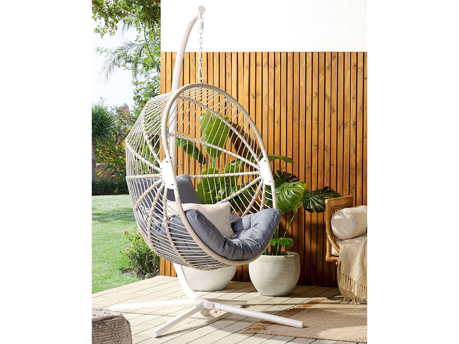 Hängesessel aus weißem Rattan mit Metallgestell Acri