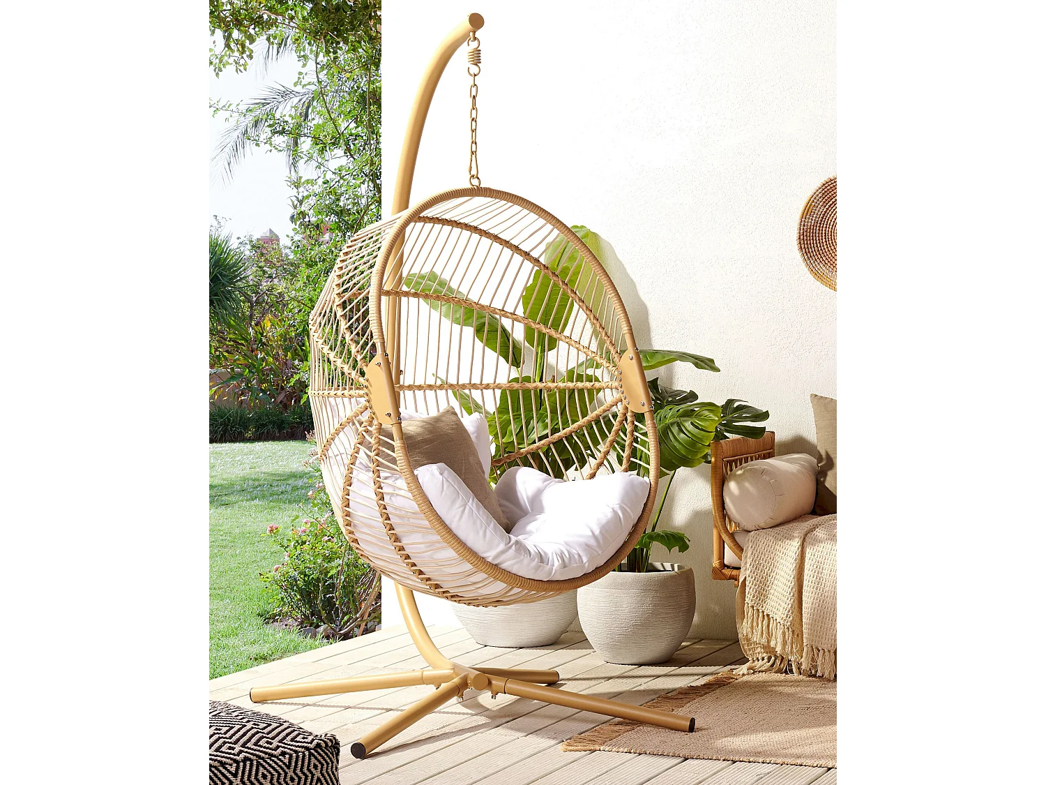 Hängesessel aus beige Rattan mit Metallgestell Acri