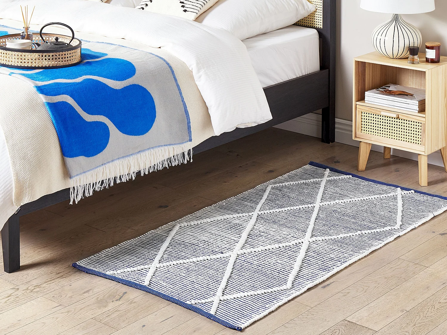 Teppich Baumwolle blau / weiss 80 x 150 cm geometrisches Muster Kurzflor SYNOPA