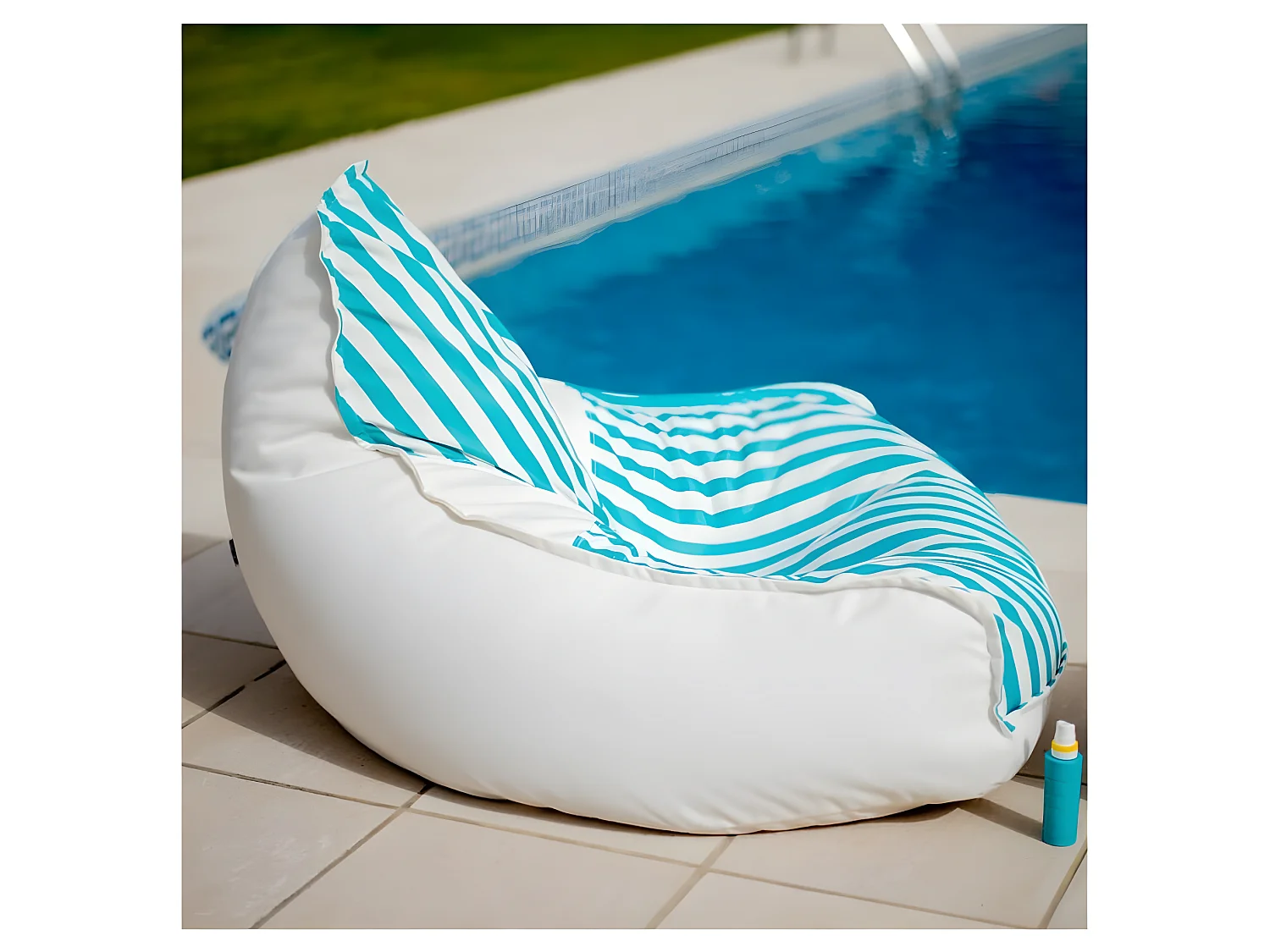 Puff Pera Exterior - Azul cielo y blanco