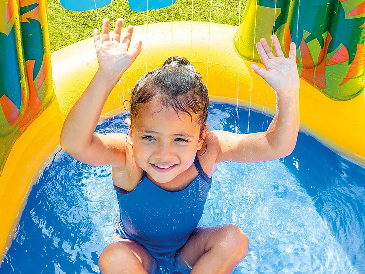 Intex Jurassic opblaasbare speelplaats met glijbaan, 310L zwembad, palmwaterstraal en 6 gekleurde ballen, vanaf 2 jaar