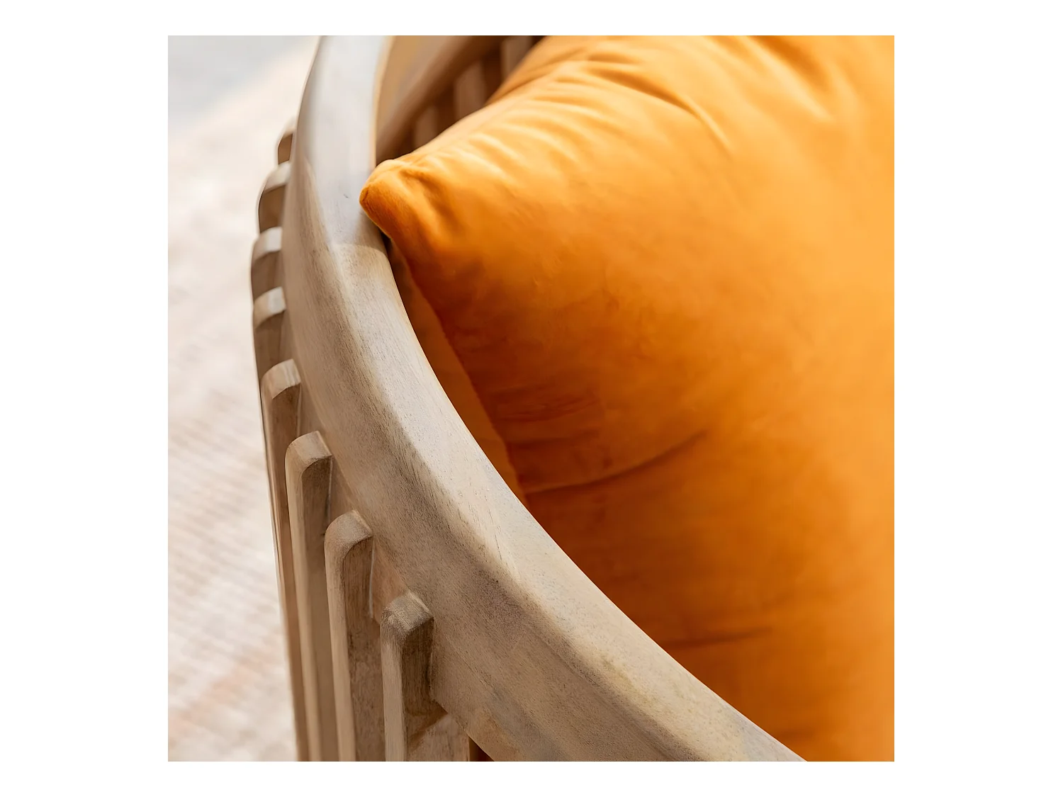 Sillón de madera de mango y terciopelo Terence con almacenamiento