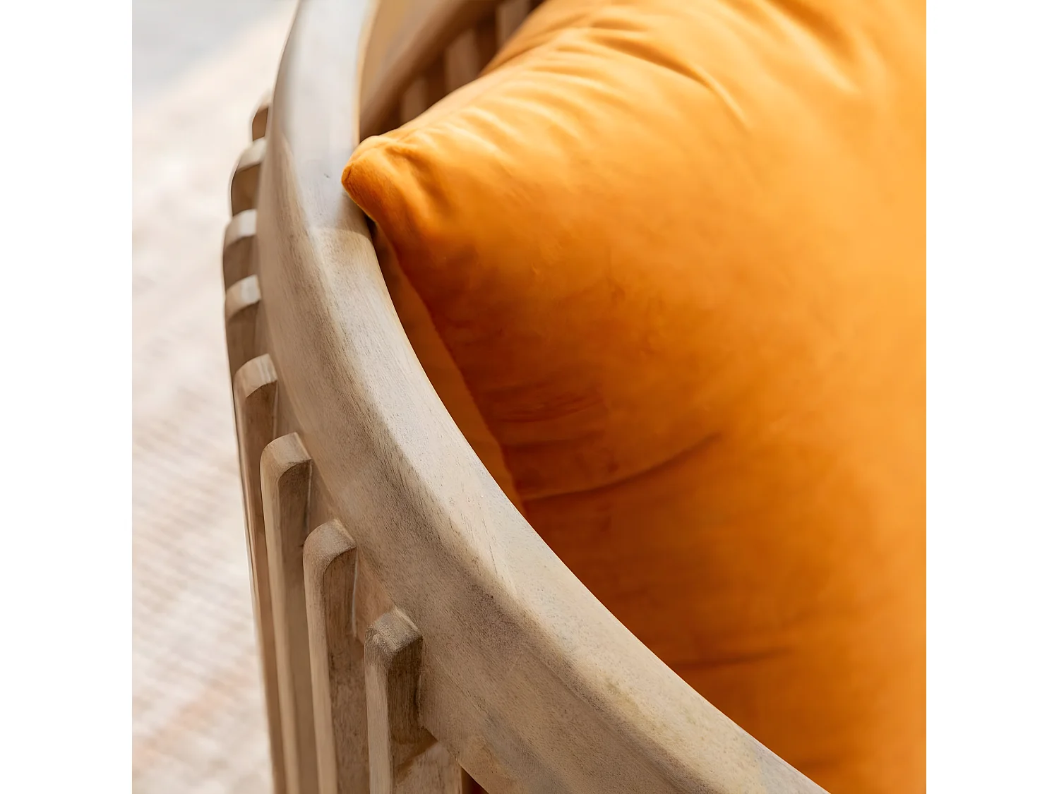 Sillón de madera de mango y terciopelo Terence con almacenamiento