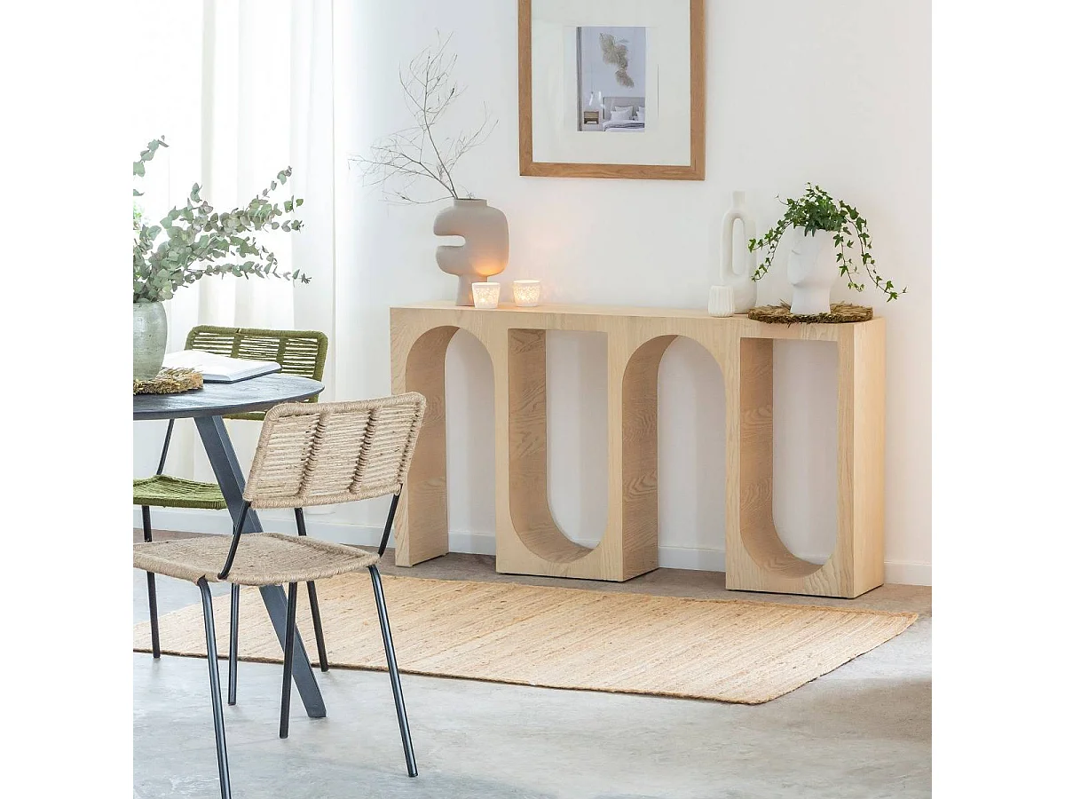 Consola de roble Octave con almacenamiento, diseño asimétrico y superficie lisa