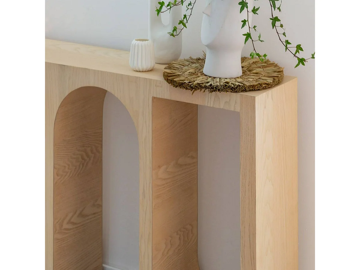 Consola de roble Octave con almacenamiento, diseño asimétrico y superficie lisa