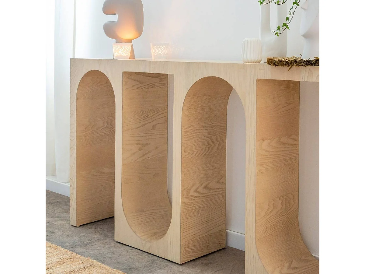 Consola de roble Octave con almacenamiento, diseño asimétrico y superficie lisa