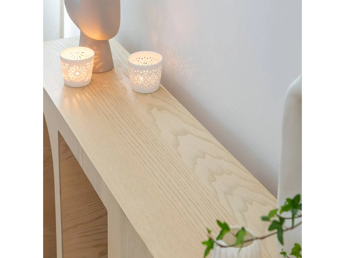 Consola de roble Octave con almacenamiento, diseño asimétrico y superficie lisa